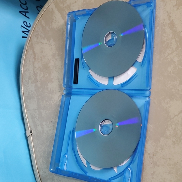 The Hunger Games 2 Disc Blu-Ray - Picture 4 of 4